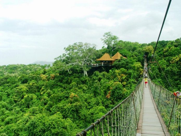 你可知,在这便可将亚龙湾的美景尽收眼底