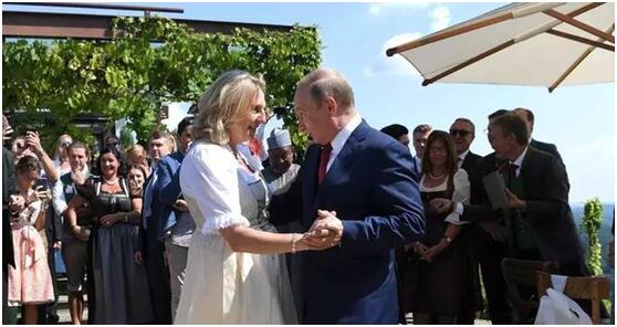 “你是非常优秀的舞者”,奥地利美女外长3