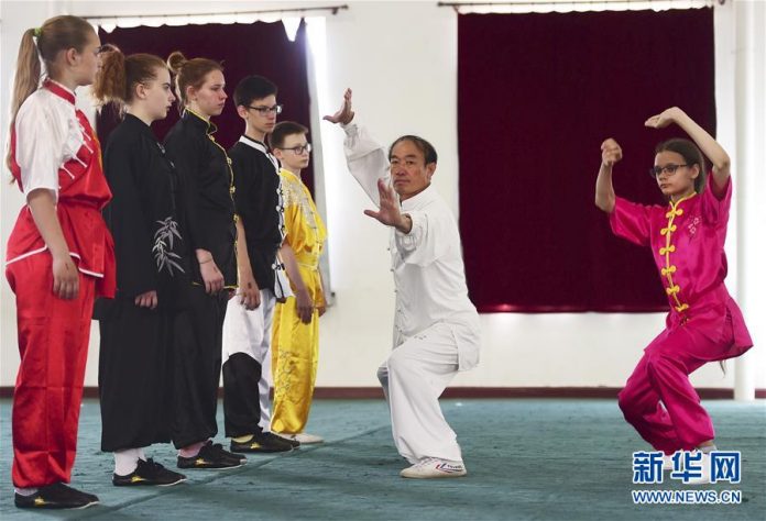 俄罗斯少年河北沧州学功夫