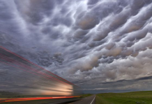 追风者!英夫妇穿越8000公里拍下风暴奇景