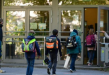 美国开学争议白热化!新冠疫情影响全球16亿学子,9月能返校吗?