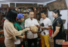 “收藏大师”遭骗子 个体户员工解囊相助