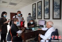 新安醫學傳人“國醫大師”徐經世精準把脈 令華媒老記折服