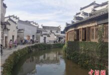 黃山「畫里鄉村」巷口寫生的學生隨處可見 學生公寓供不應求 亮點國際黃山見聞