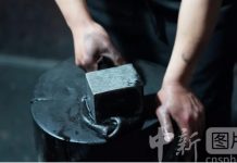 走進黄山屯溪胡開文墨廠 觀“黑金藝術”十二道