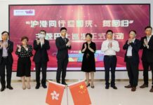 在滬港人巴士巡遊慶國慶、喜迎中共二十大