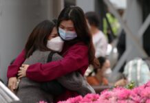 小别离后大团圆!香港与内地恢复通关,亲友重逢拥抱喜极而泣