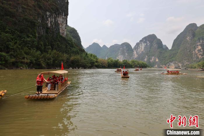 图为桂林漓江风景名胜区首批纯电动力游览排筏在杨堤码头开航。　王旭 　摄