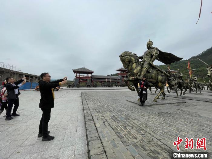 海外华文媒体代表参观广西北流铜石岭景区。　陈秋霞 摄