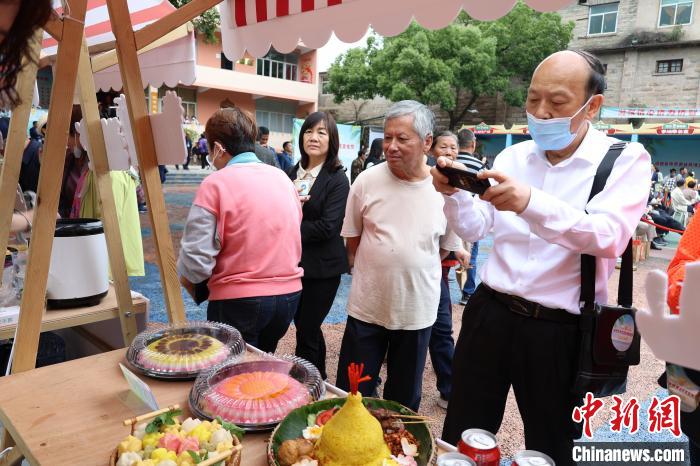 东南亚特色美食引得游客品尝、拍照。　连江县融媒体中心 供图