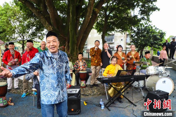归侨们身穿东南亚风情服饰，演唱起带着异域风情的歌曲。　连江县融媒体中心 供图