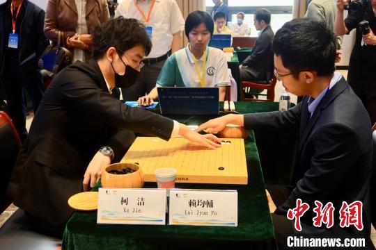 5月5日，大陆围棋选手柯洁与台湾棋手赖均辅对弈。　董易鑫 摄