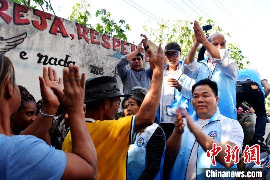 中国侨网当地时间6月25日，多个华社联袂走进圣保罗最大贫民社区赫利奥波利斯社区举行大型慈善公益活动。　林春茵　摄