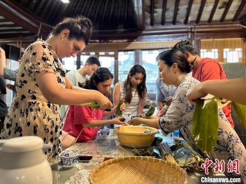 中国侨网外国留学生体验包粽子　杨海燕　摄