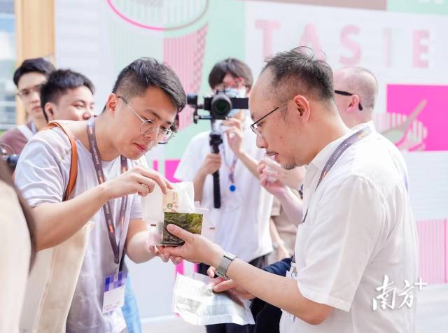 今年5月底，百农社国际有限公司参加了香港贸易发展局在深圳举办的“港·潮流”购物节，首次把“华御结”日式饭团带到内地市场。马国怡（右）正在邀请顾客品尝日式饭团。