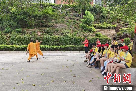 华裔青少年在泉州少林寺观赏武术表演。　吴冠标 摄