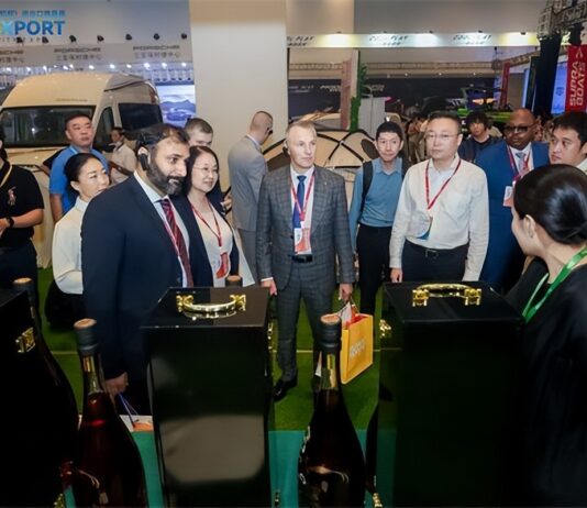 链接全球!2023年首届三亚(和邦)进出口商品展开幕