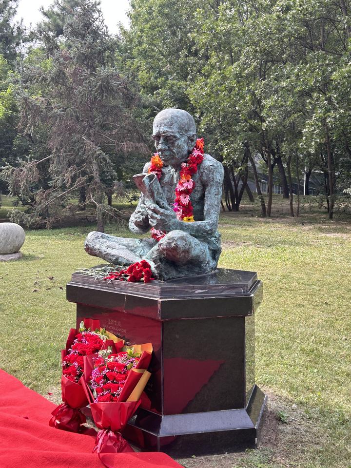 The statue of Gandhi at the Jintai Art Museum in Beijing /CGTN