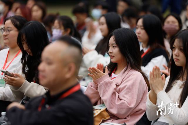 活动启动仪式上，来自暨南大学的学生。