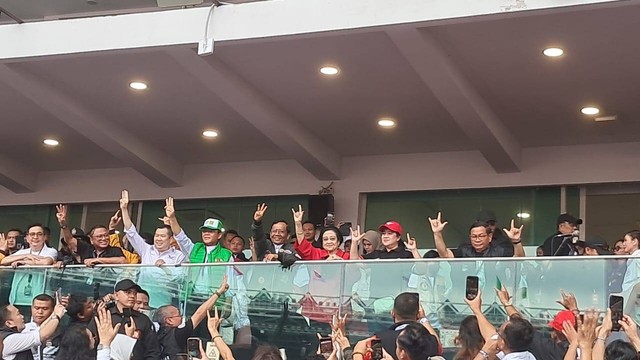 Mahfud hingga Megawati Tiba di Kampanye Akbar GBK, Kompak Salam Metal | kumparan.com