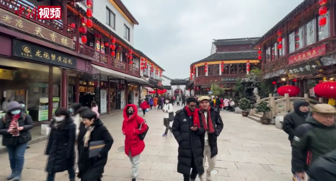 上海街头“龙”味十足 留学生感受“中国年味” | 國際日報