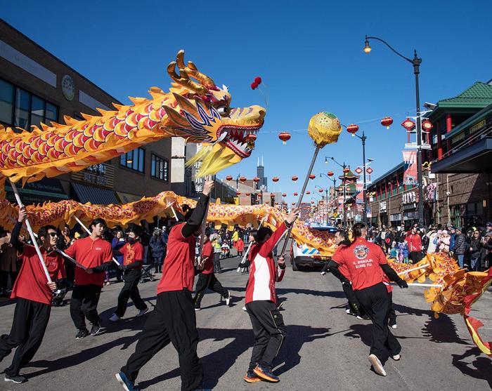 中国侨网当地时间2月18日，芝加哥华埠举办庆祝春节大游行。图为游行中的舞狮表演。（美国《芝加哥华语论坛》报/张大卫 摄）