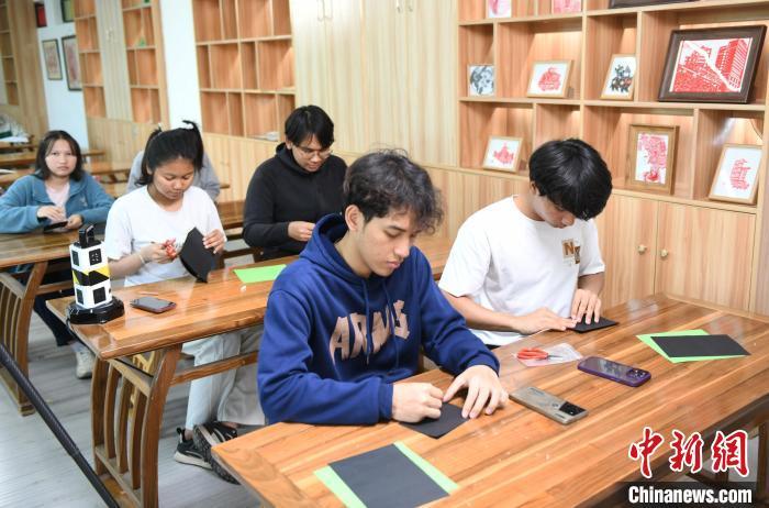 中国侨网图为留学生在重庆学习剪纸技艺。中新网记者 周毅 摄