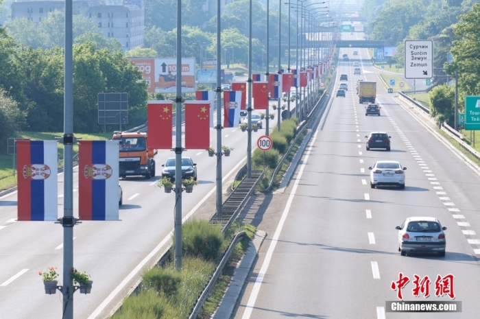 当地时间5月6日，塞尔维亚首都贝尔格莱德，五星红旗和塞尔维亚国旗在城市主要道路上沿街排列。<a target='_blank' href='//www.chinanews.com/'>中新社</a>记者 韩海丹 摄