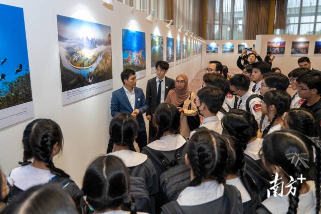 雅加达当地学校的学生们集体参观“魅力广东”图片展。