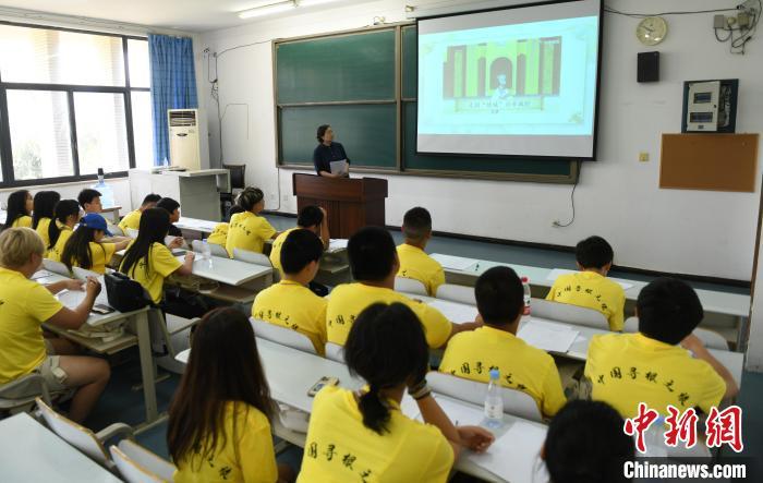 中国侨网7月2日，华裔青少年在重庆学习古诗词《早发白帝城》，品味中华文化之美。当天，2024“中国寻根之旅”夏令营（重庆营）在重庆师范大学开营，来自印度尼西亚、俄罗斯、英国、美国、委内瑞拉的60名华裔青少年，将在为期10天的时间里，学习中国古诗词、书法、剪纸、武术等文化课程。还将走进白鹤梁水下博物馆、重庆中国三峡博物馆等地，“听”传统故事、“读”经典古诗、“学”中华文化、“阅”巴山渝水、“品”重庆风味、“看”重庆发展。中新社记者 周毅 摄