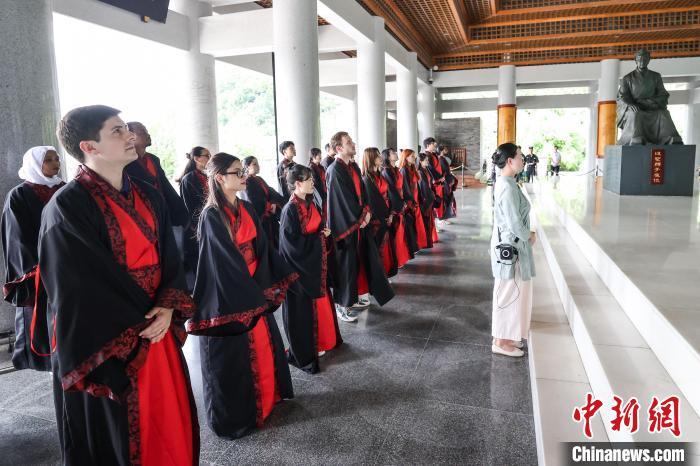 中国侨网7月7日，研习营营员在贵阳孔学堂大成殿进行识礼学礼。当日，“知行合一·心学寻源”贵州行——国际儒学联合会2024汉学青年学者研习营，在位于贵州省贵阳市花溪区的贵阳孔学堂开营，来自15个国家22名汉学青年学者将在贵州开展为期8天的研学活动。中新社记者 瞿宏伦 摄