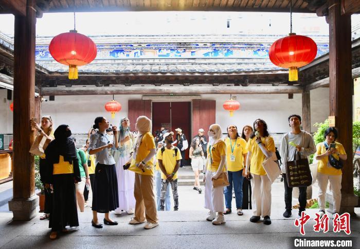 中国侨网8月28日，福建福州，“汉语桥”参赛外国大学生在三坊七巷参观古厝。日前，第二十三届“汉语桥”世界大学生中文比赛全球决赛启动仪式在福建南平举行。本次比赛包含赛事比拼和文化体验，吸引来自全球130个国家和地区的147名选手参加。中新社记者 王东明 摄