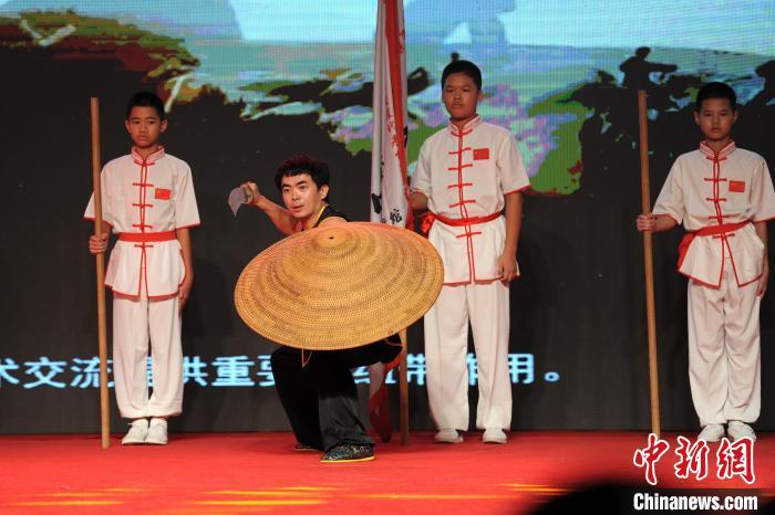 中国侨网8月21日晚，第十六届海峡两岸（福建·龙文）中华武术大家练在位于福建省漳州市龙文区的闽南水乡开幕。本届活动以“情牵两岸，武聚人才”为主题，来自台湾及漳州本地武术爱好者欢聚一堂，联袂展演精品传统武术节目，切磋武艺，以武会友、以武访亲、以武寻源，增进感情共识，促进共同发展。图为龙文武术表演省级非遗何阳拳《何阳之光》。中新社记者 张金川 摄