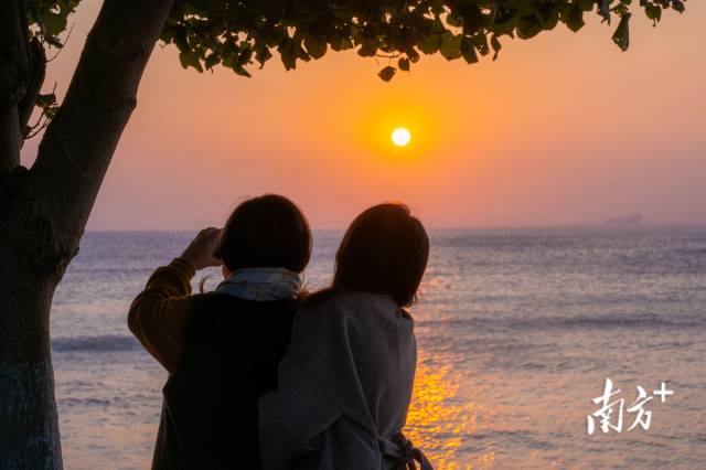 2025年1月3日，汕头南澳岛，前来游玩的市民趁着夕阳拍照打卡。南方+拍客 麦志豪 摄