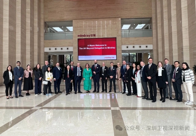 The delegation took a group photo at the headquarters of Mindray in Nanshan District, Shenzhen.