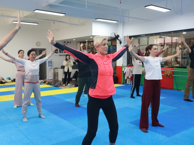 Foreigners are having the Baduanjin lesson.