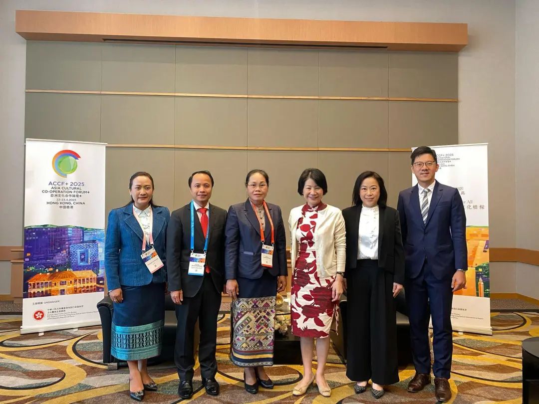 可能是包含下列内容的图片：6 位用户、讲台和文字