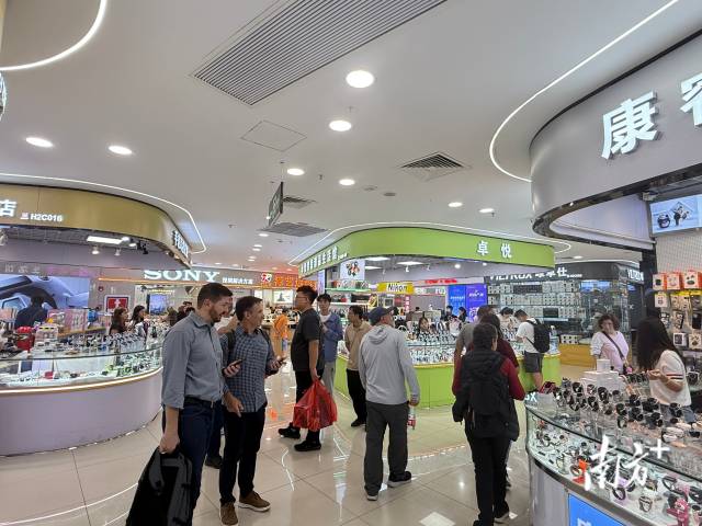 华强北商铺人来人往。受访者供图