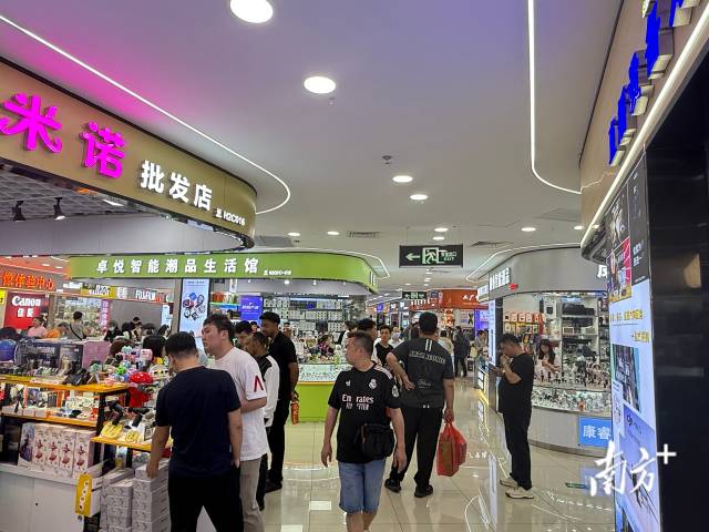 华强北商铺人来人往。受访者供图