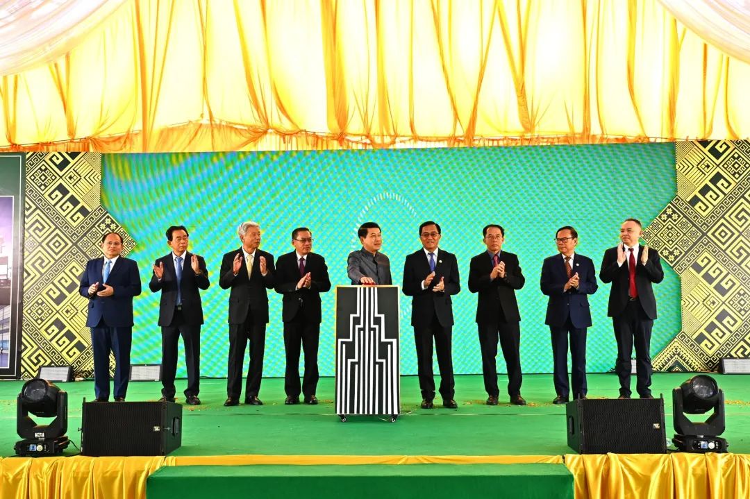 可能是包含下列内容的图片：8 位用户、讲台和文字