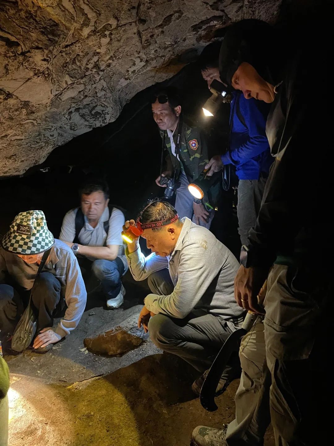 可能是包含下列内容的图片:5 位用户