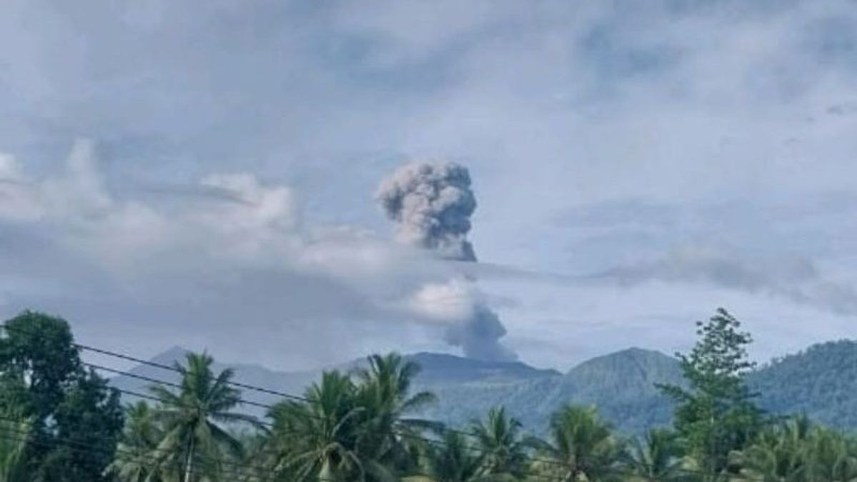 Dukono火山喷发,烟雾和阿布火山口高达2,587米
