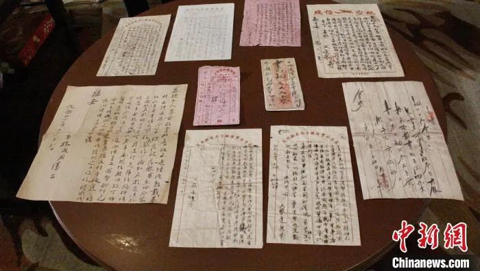 “三江出海 一纸还乡”侨批历史文化展在泰国举行。图为展出的部分侨批。　中新社