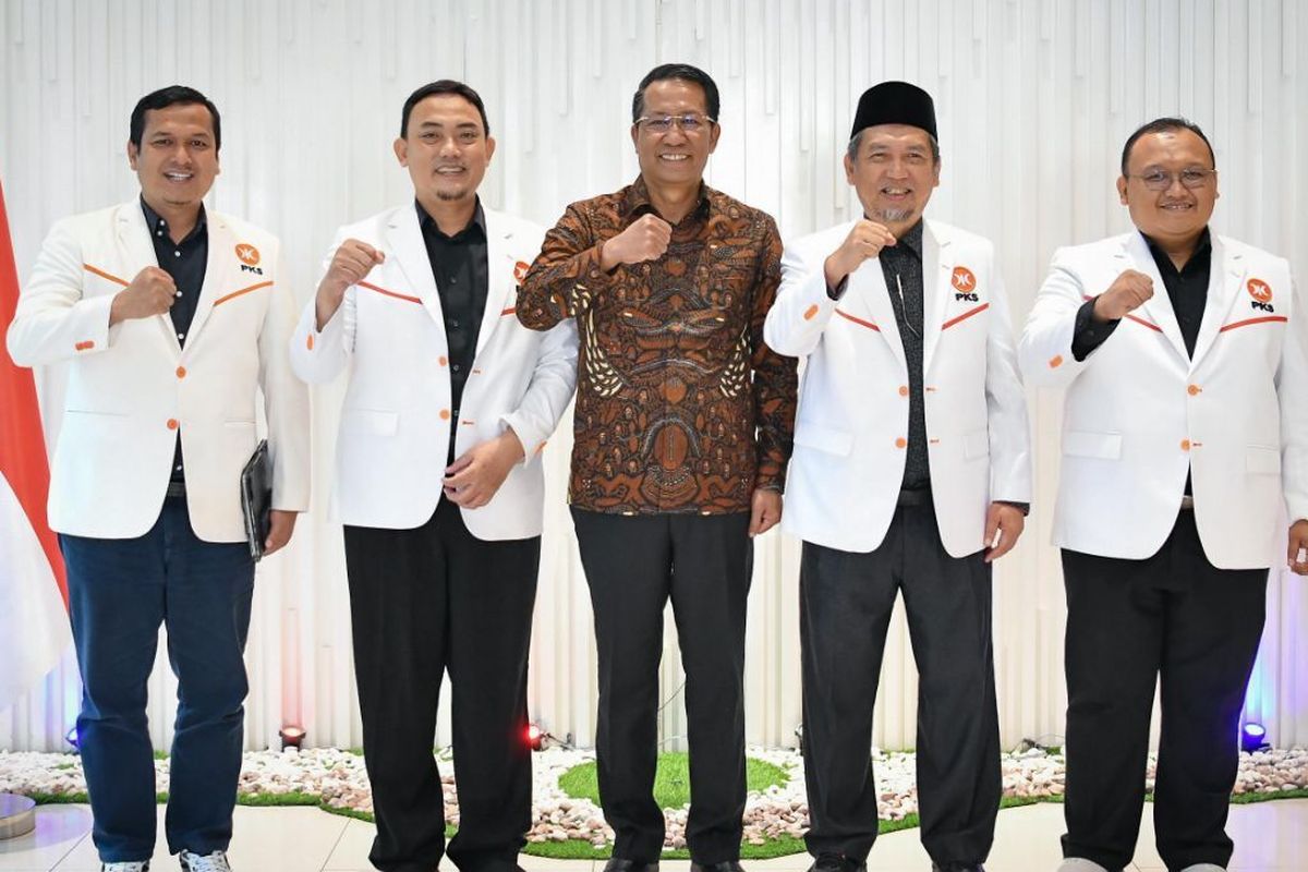法律部长 Supratman Andi Agtas 与 PKS 主席 Almuzzammil Yusuf 领导的 PKS 管理层 （PKS Doc）