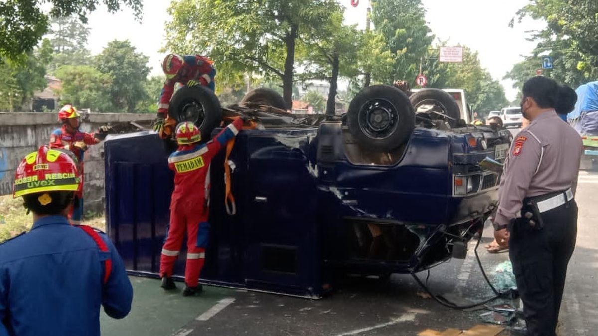 运送金钱的汽车落在 Jalan I Gusti Ngurah Rai Klender,一名警察受伤