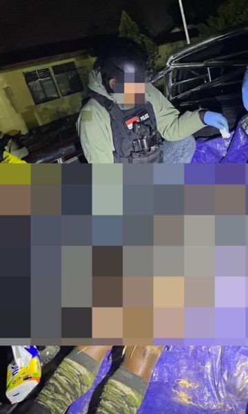 The bodies of KKB members who were evacuated by officers after falling into a ravine (DOK of the Cartenz Peace Operations Gakkum Task Force)