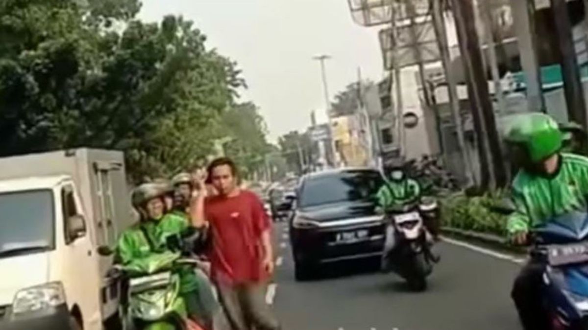 据称是催眠受害者,Kebon Jeruk 的一名男子走在车费中间