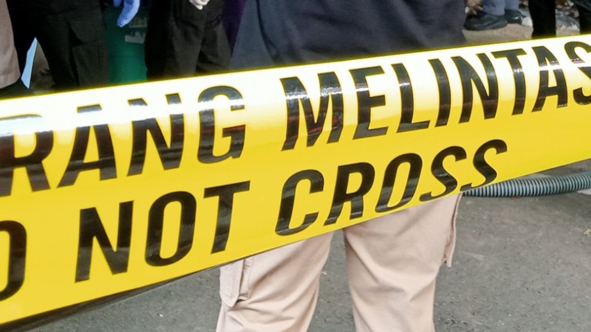 21 岁的 Cipinang 居民,东雅加达,在距离 Kebon Nanas 收费站不远的地方被利器杀死