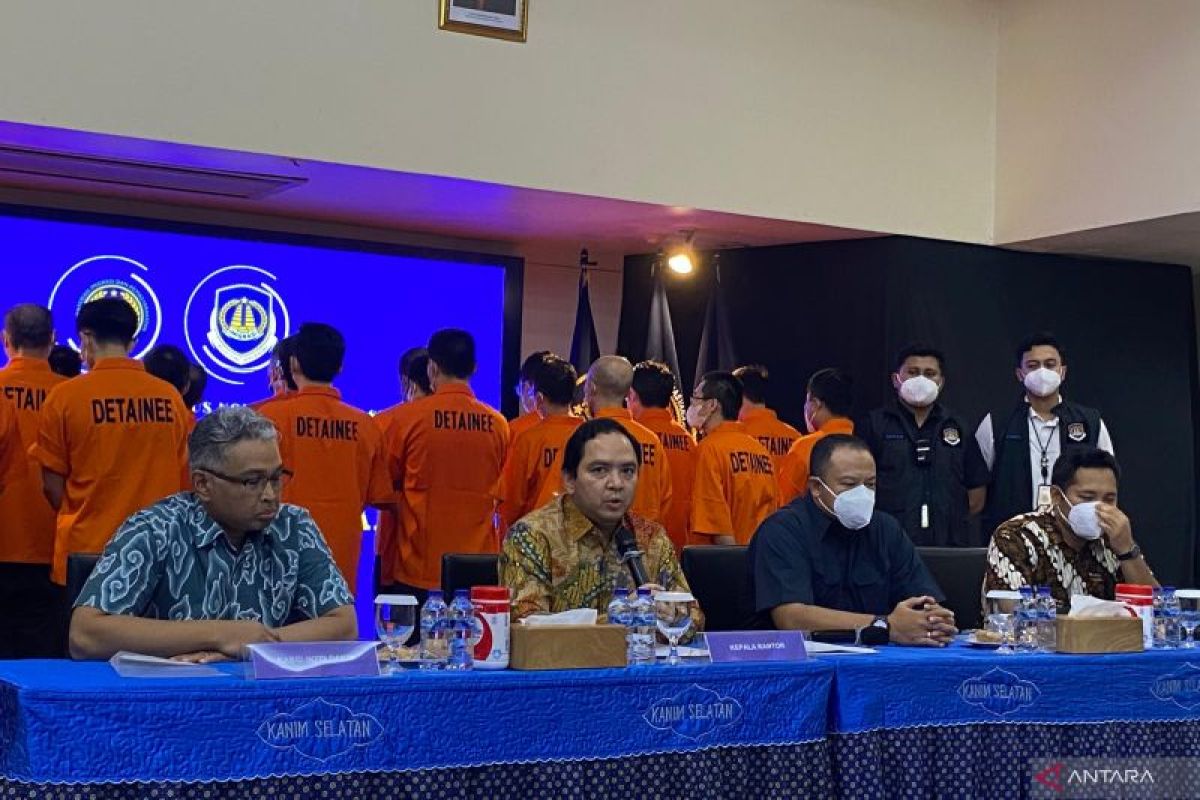 21 名中国工人因涉嫌违反移民法而被拘留
