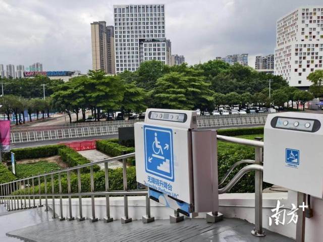 佛山世纪莲体育中心优化了无障碍标识指引系统，增设了斜挂式无障碍升降机等设备。 受访者供图